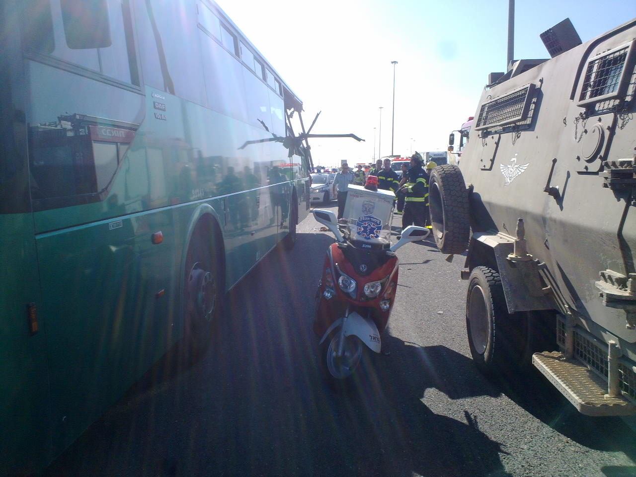 אסון בכביש: ברזלים מחצו אוטובוס, הרוג ופצוע קשה