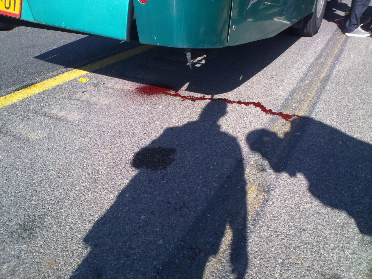 אסון בכביש: ברזלים מחצו אוטובוס, הרוג ופצוע קשה