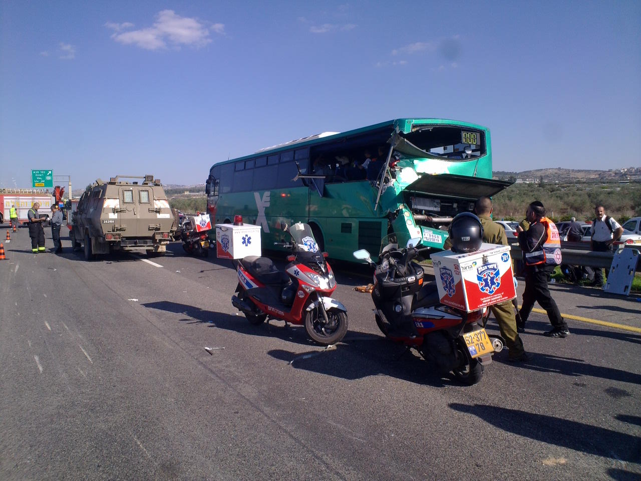 אסון בכביש: ברזלים מחצו אוטובוס, הרוג ופצוע קשה