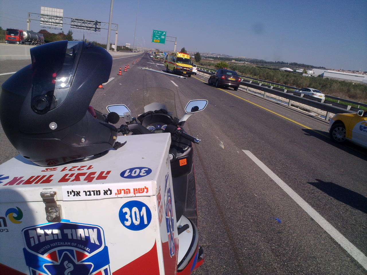 אסון בכביש: ברזלים מחצו אוטובוס, הרוג ופצוע קשה