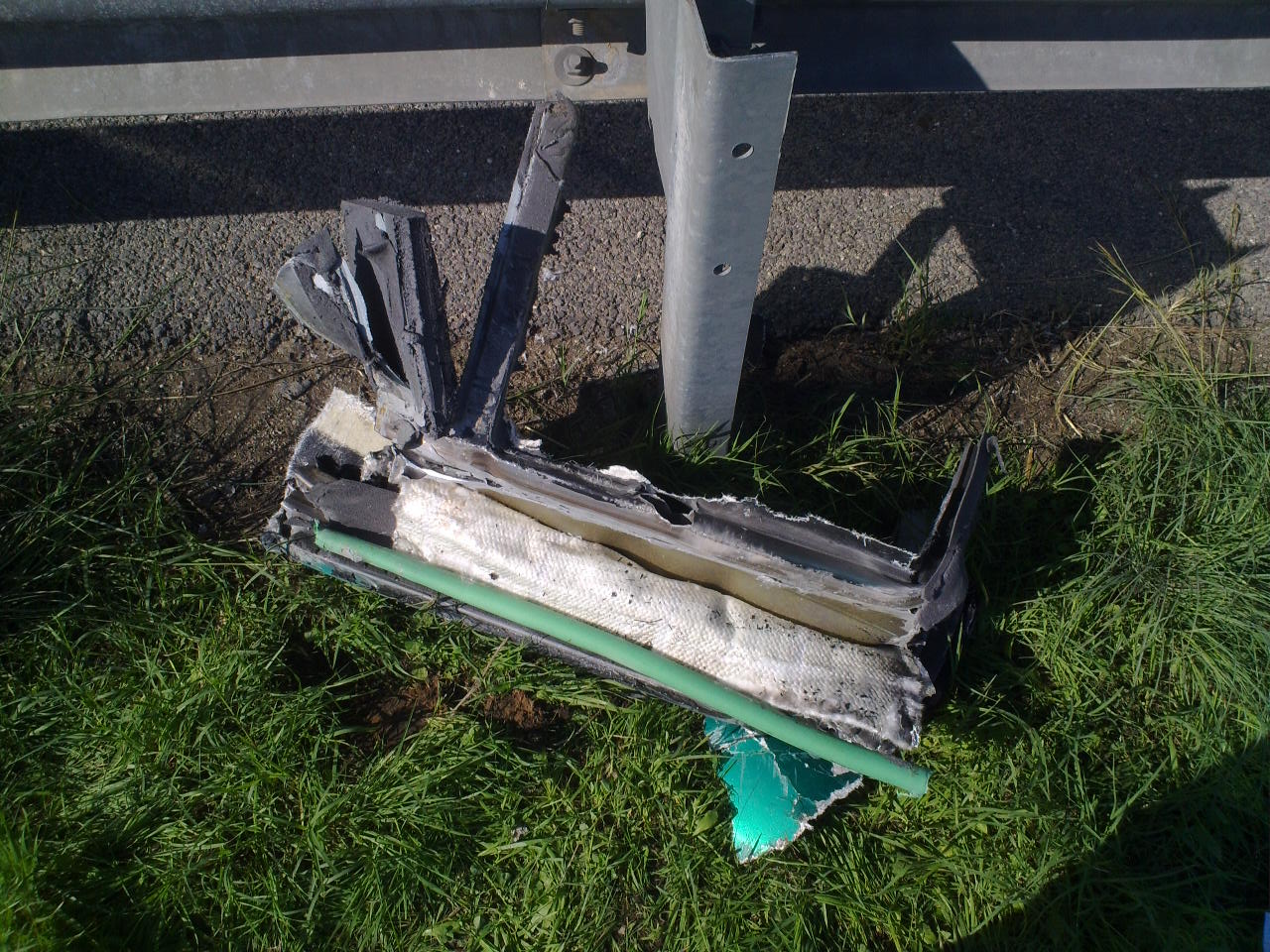 אסון בכביש: ברזלים מחצו אוטובוס, הרוג ופצוע קשה