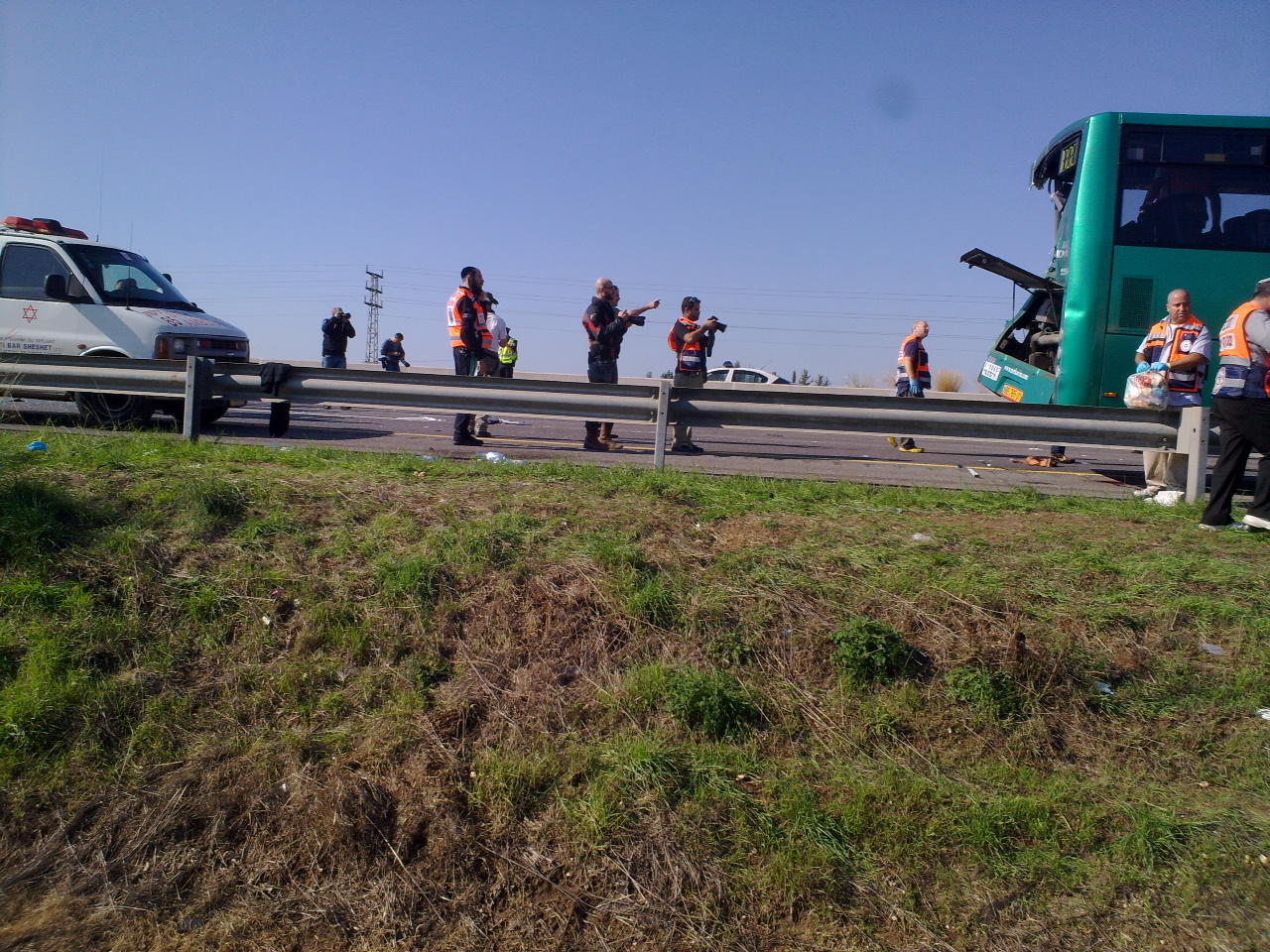 אסון בכביש: ברזלים מחצו אוטובוס, הרוג ופצוע קשה