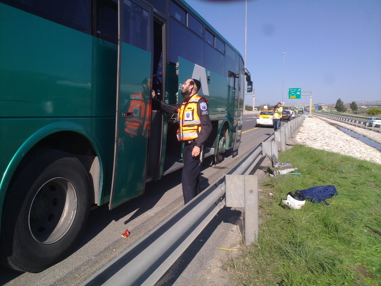 אסון בכביש: ברזלים מחצו אוטובוס, הרוג ופצוע קשה