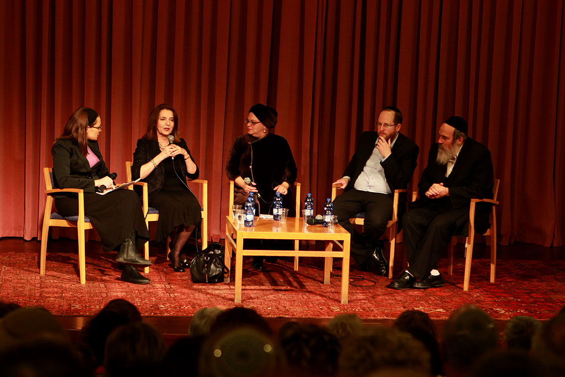 תערוכת 'חסידים - לא רק שחור לבן' במוזיאון ישראל