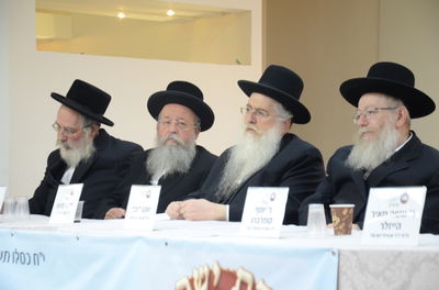 הכינוס, הערב