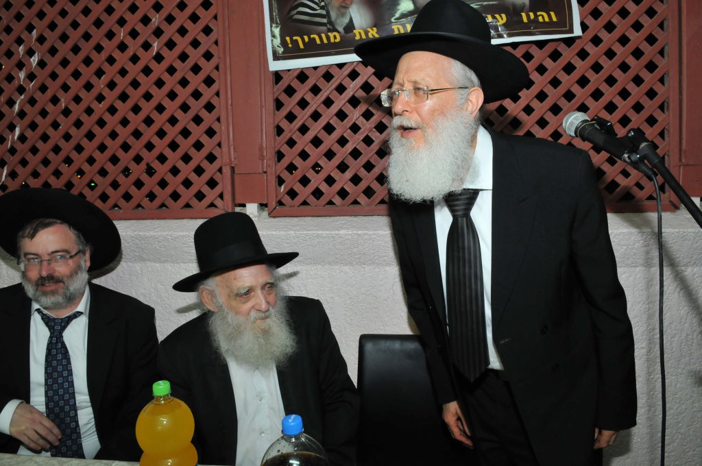 מנחם כרמל. בדרך החוצה?