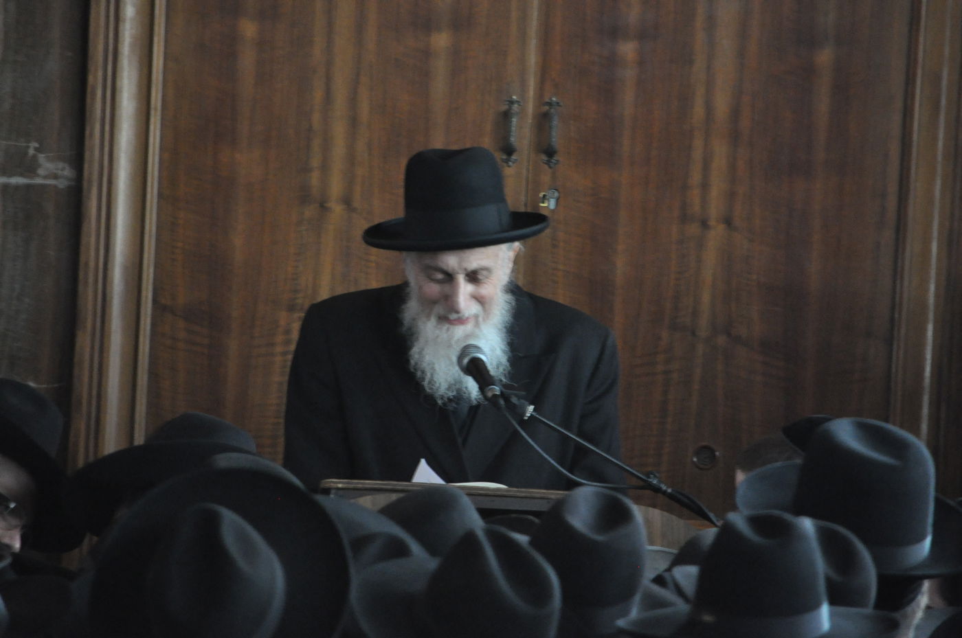 מתקשים להיפרד: רבבות בהלווית רבי עמרם זקס