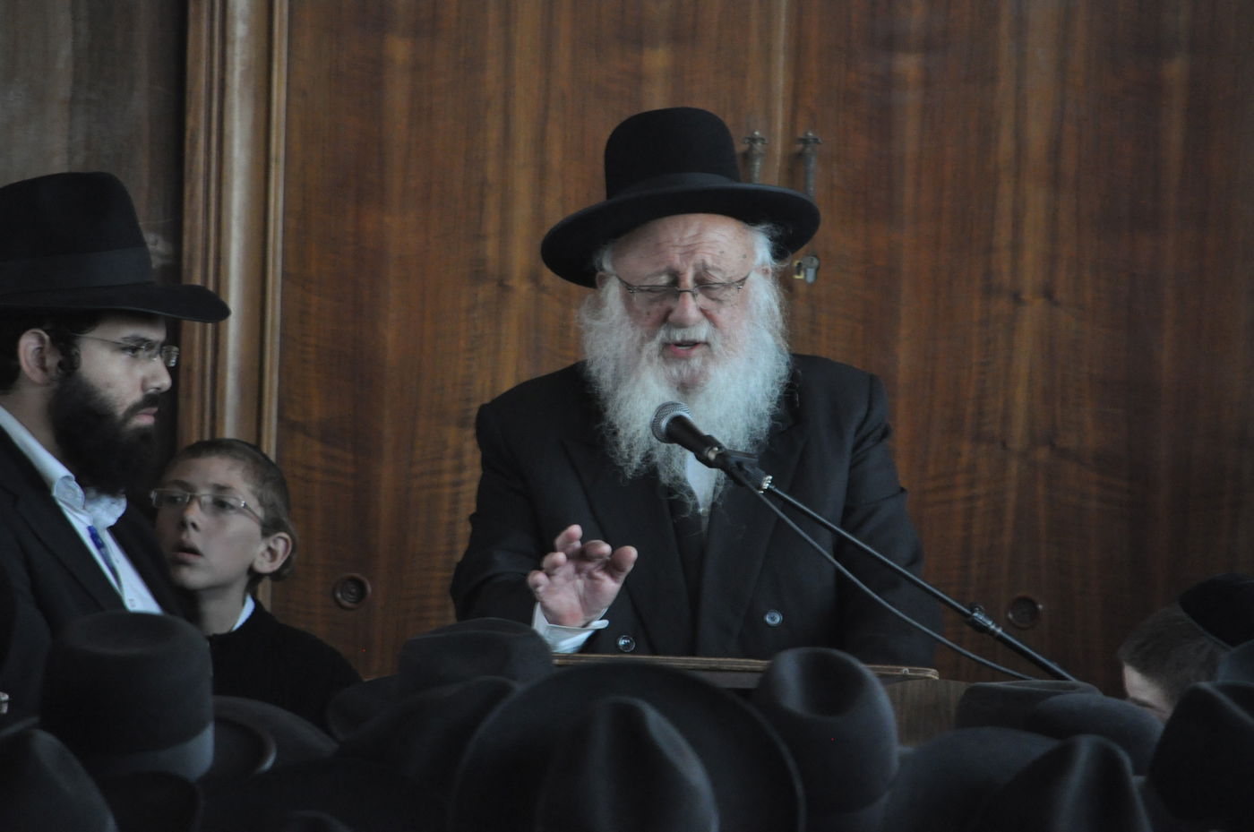 מתקשים להיפרד: רבבות בהלווית רבי עמרם זקס