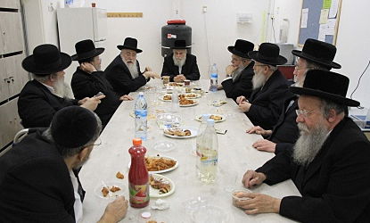 חברי ועדת השמונה מתכנסים, הערב