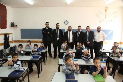 ילדי בית שמש הופתעו: נרות חנוכה והוראות בטיחות