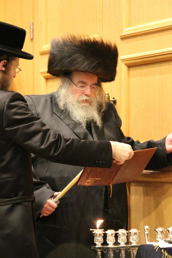 אלפים בהדלקת נר ראשון אצל האדמו"ר מבעלזא