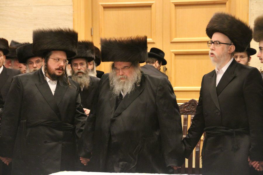 אלפים בהדלקת נר ראשון אצל האדמו"ר מבעלזא