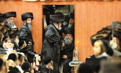 האדמו"ר מויז'ניץ בהדלקה, אמש