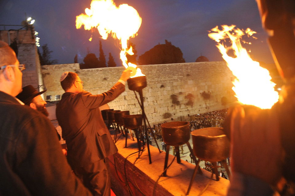תיעוד: הרב מצגר מדליק חנוכיה בכותל