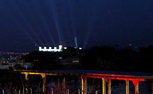 צפו: החנוכיה שמאירה למרחק של 10 קילומטר