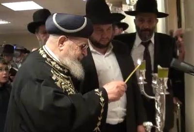 מרן הגר"ע יוסף בהדלקת נר חנוכה