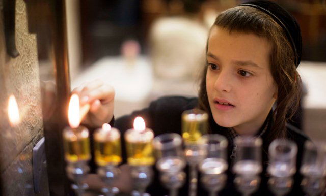 נר שלישי של חנוכה - במאה שערים ובכותל המערבי