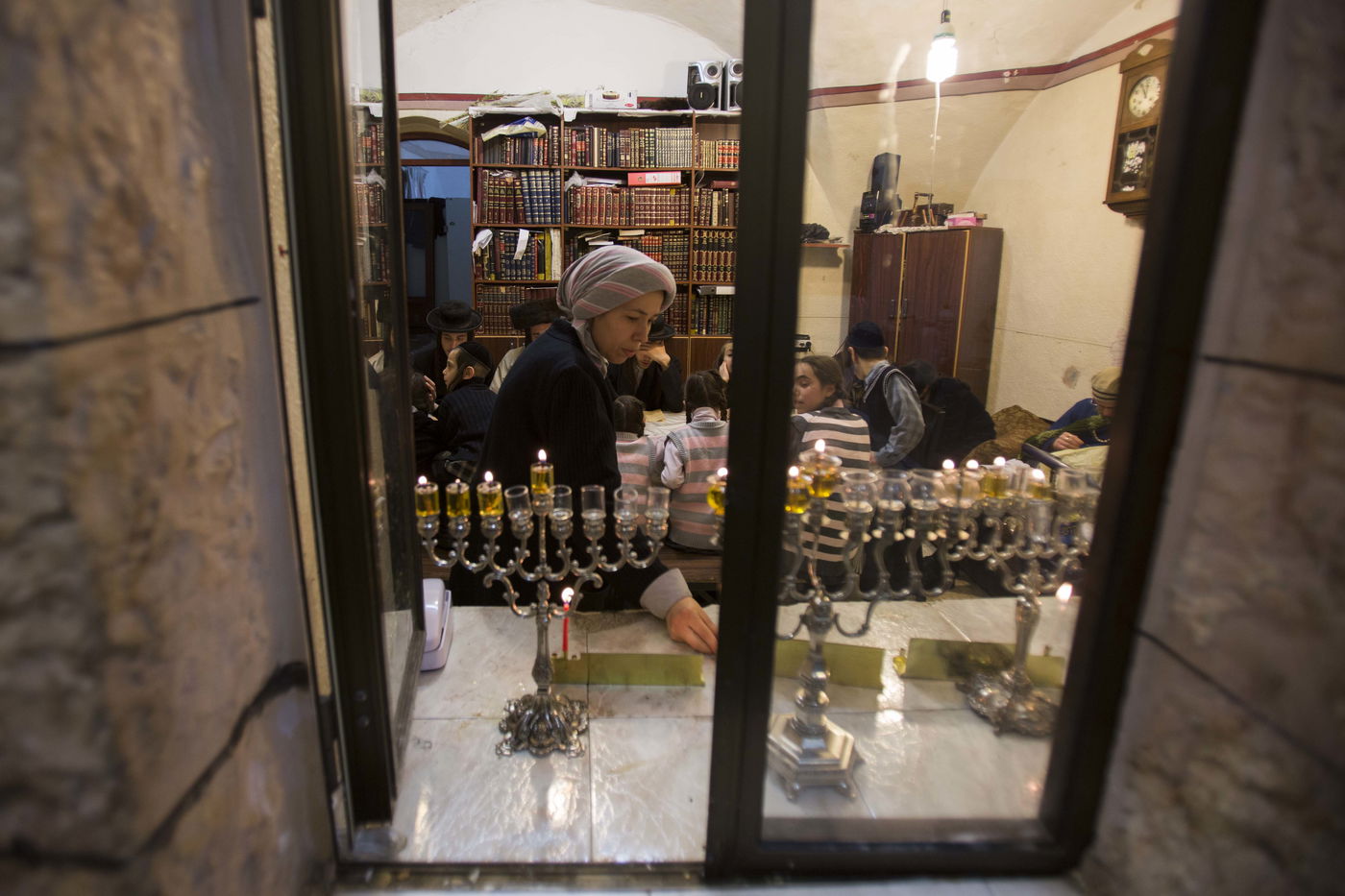 נר שלישי של חנוכה - במאה שערים ובכותל המערבי