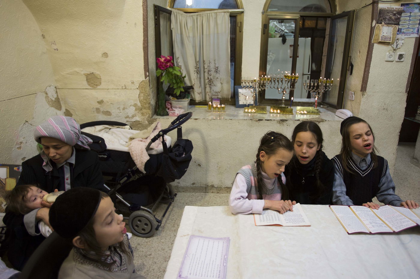 נר שלישי של חנוכה - במאה שערים ובכותל המערבי