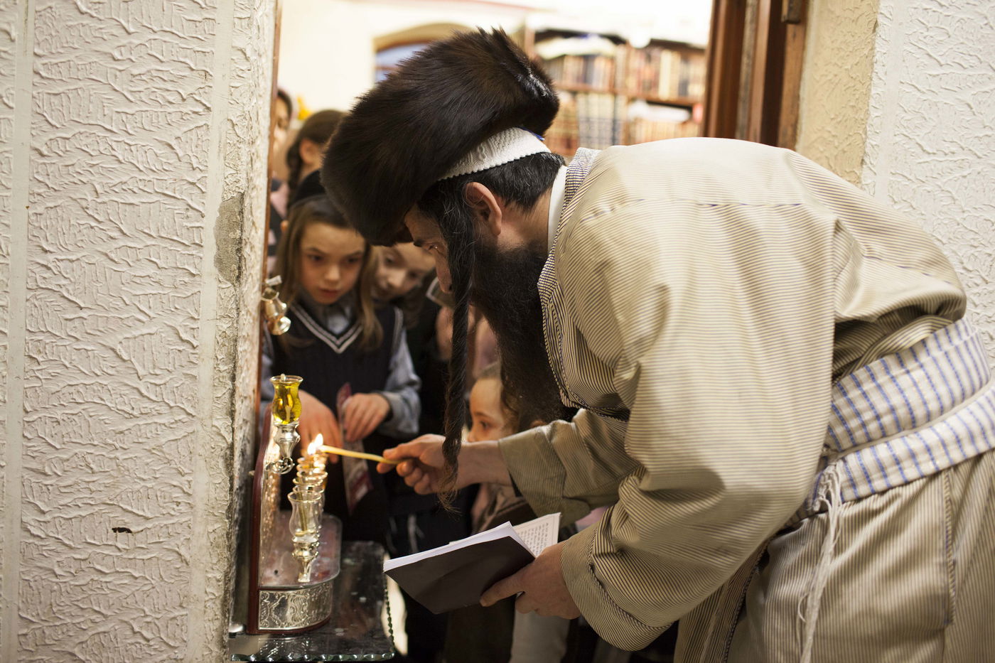 נר שלישי של חנוכה - במאה שערים ובכותל המערבי