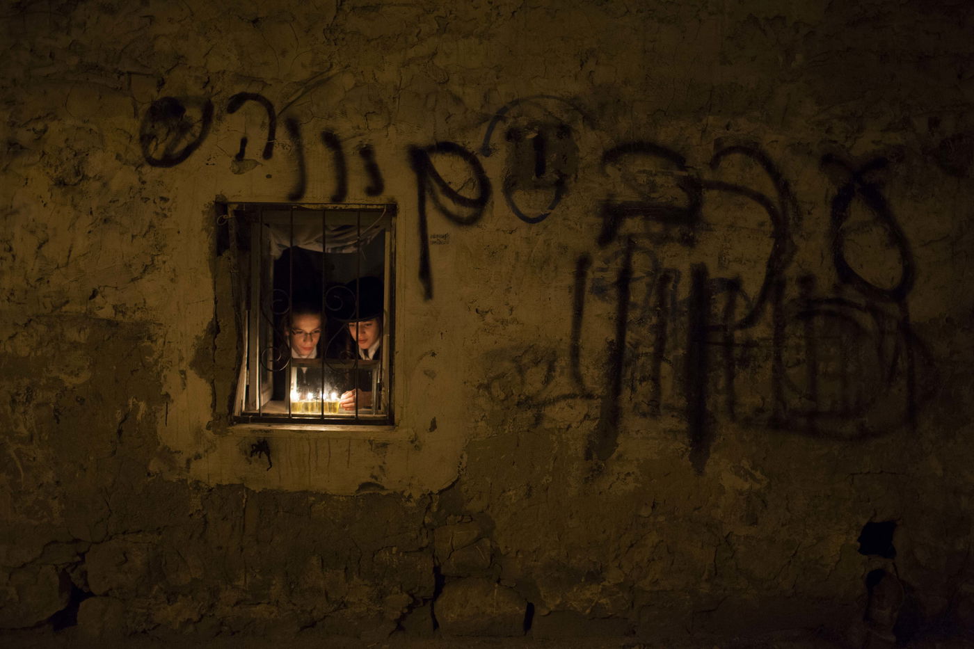 נר שלישי של חנוכה - במאה שערים ובכותל המערבי