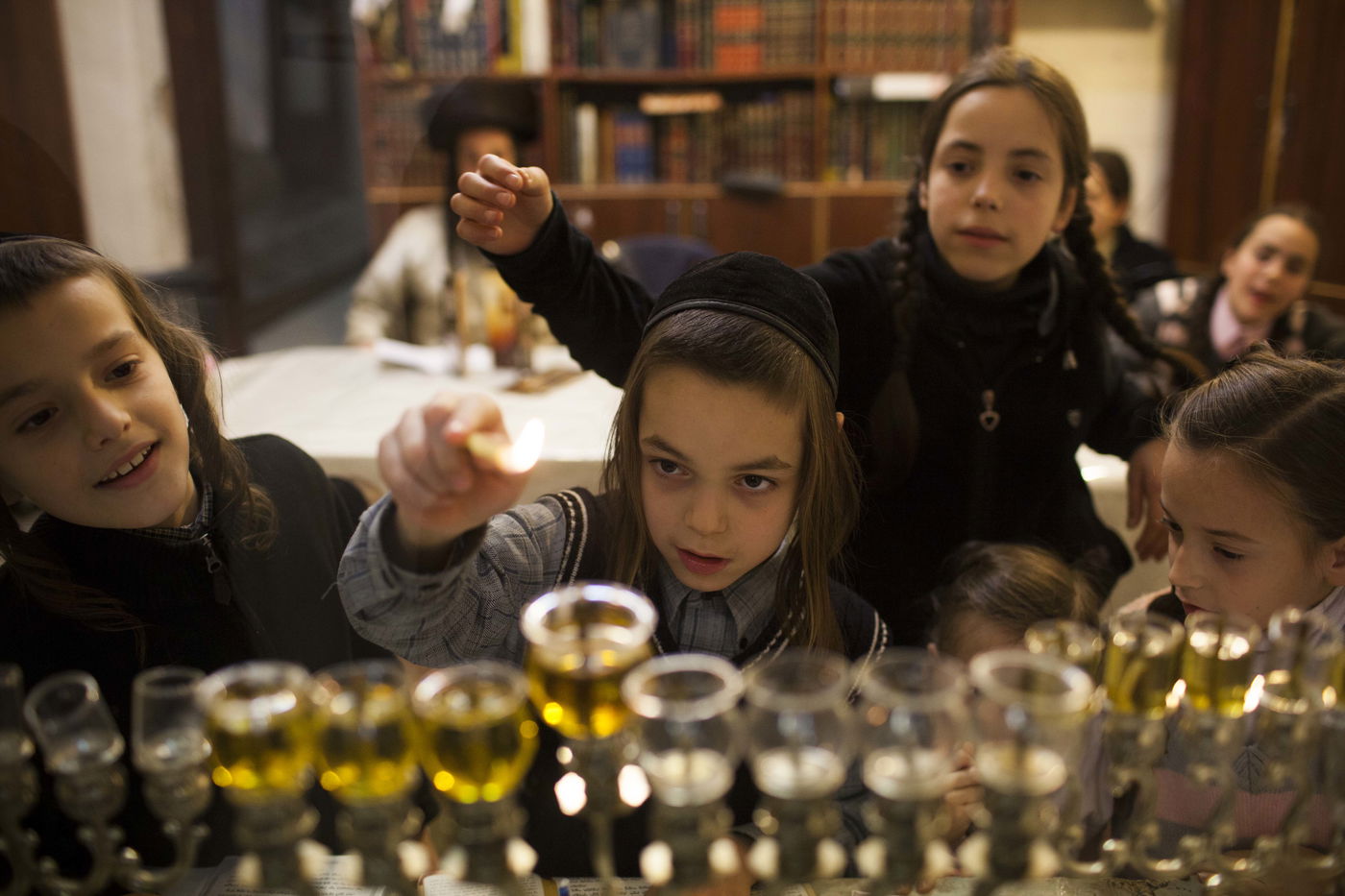 נר שלישי של חנוכה - במאה שערים ובכותל המערבי