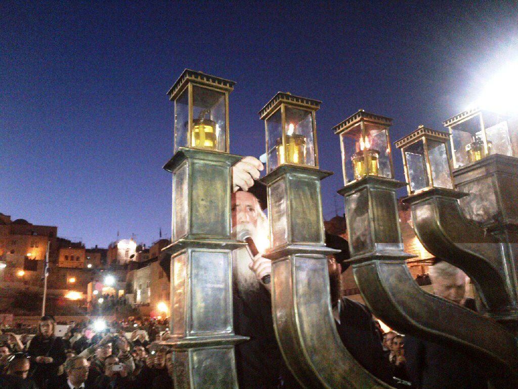 נר שלישי של חנוכה - במאה שערים ובכותל המערבי