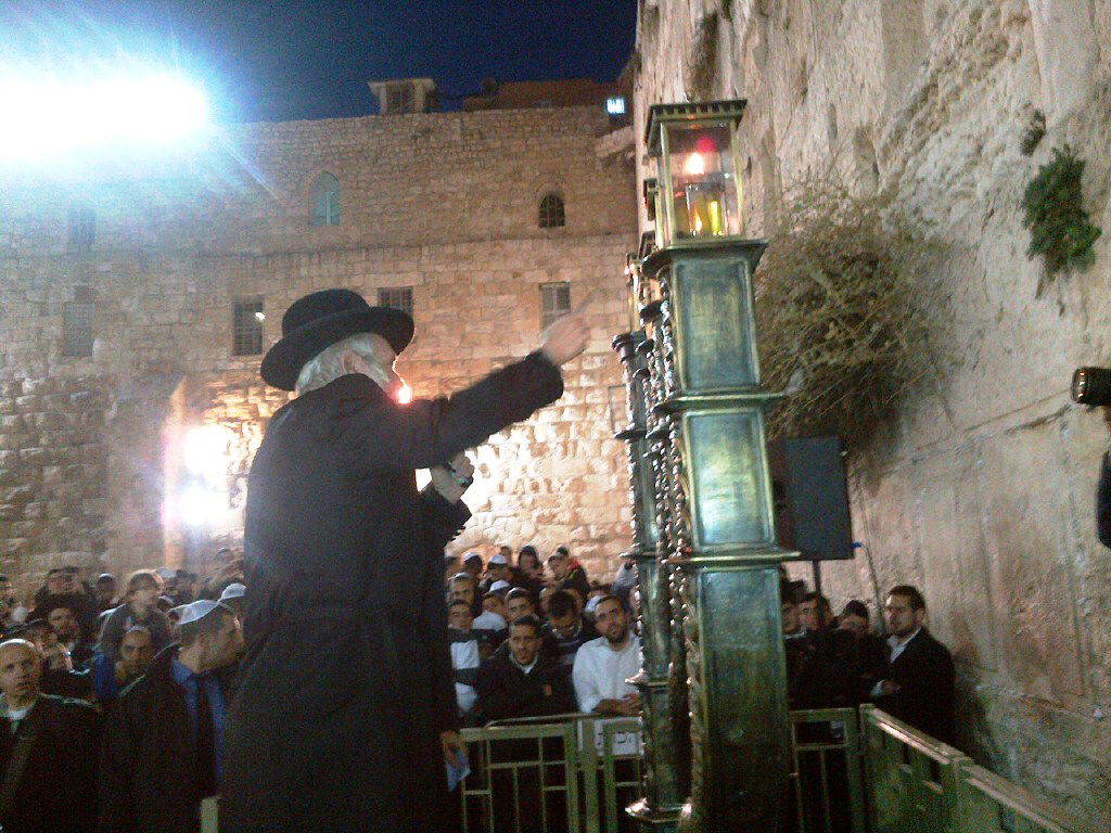 נר שלישי של חנוכה - במאה שערים ובכותל המערבי