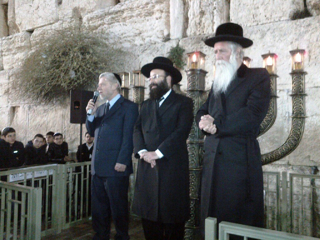 נר שלישי של חנוכה - במאה שערים ובכותל המערבי