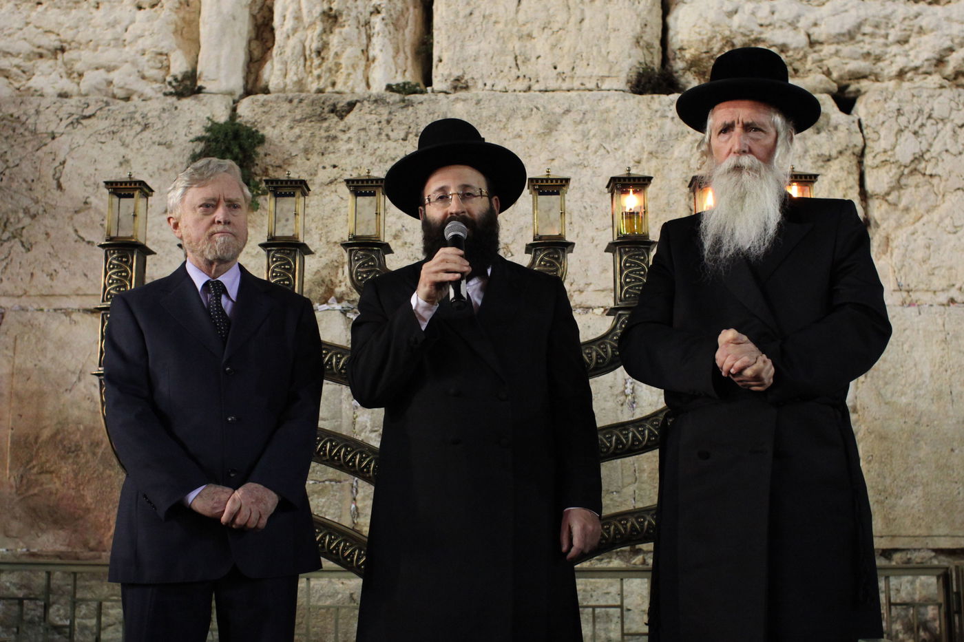 נר שלישי של חנוכה - במאה שערים ובכותל המערבי