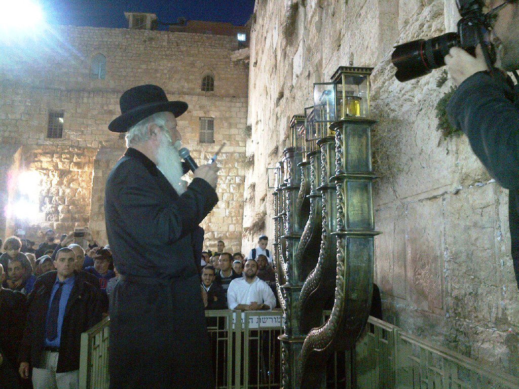 נר שלישי של חנוכה - במאה שערים ובכותל המערבי