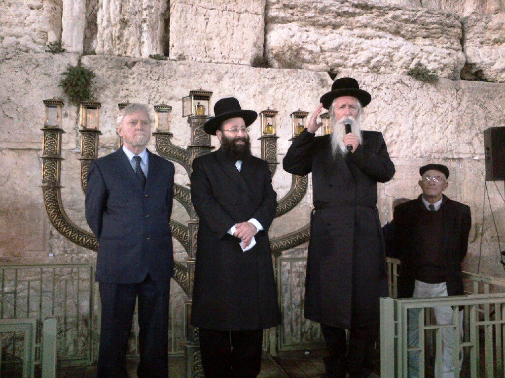 נר שלישי של חנוכה - במאה שערים ובכותל המערבי