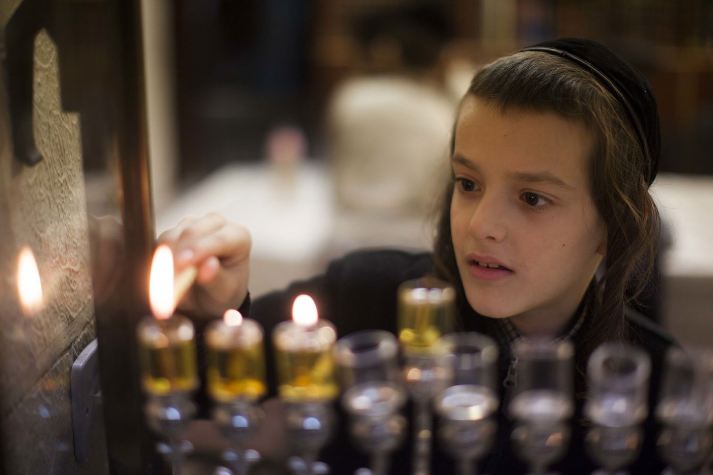 נר שלישי של חנוכה - במאה שערים ובכותל המערבי