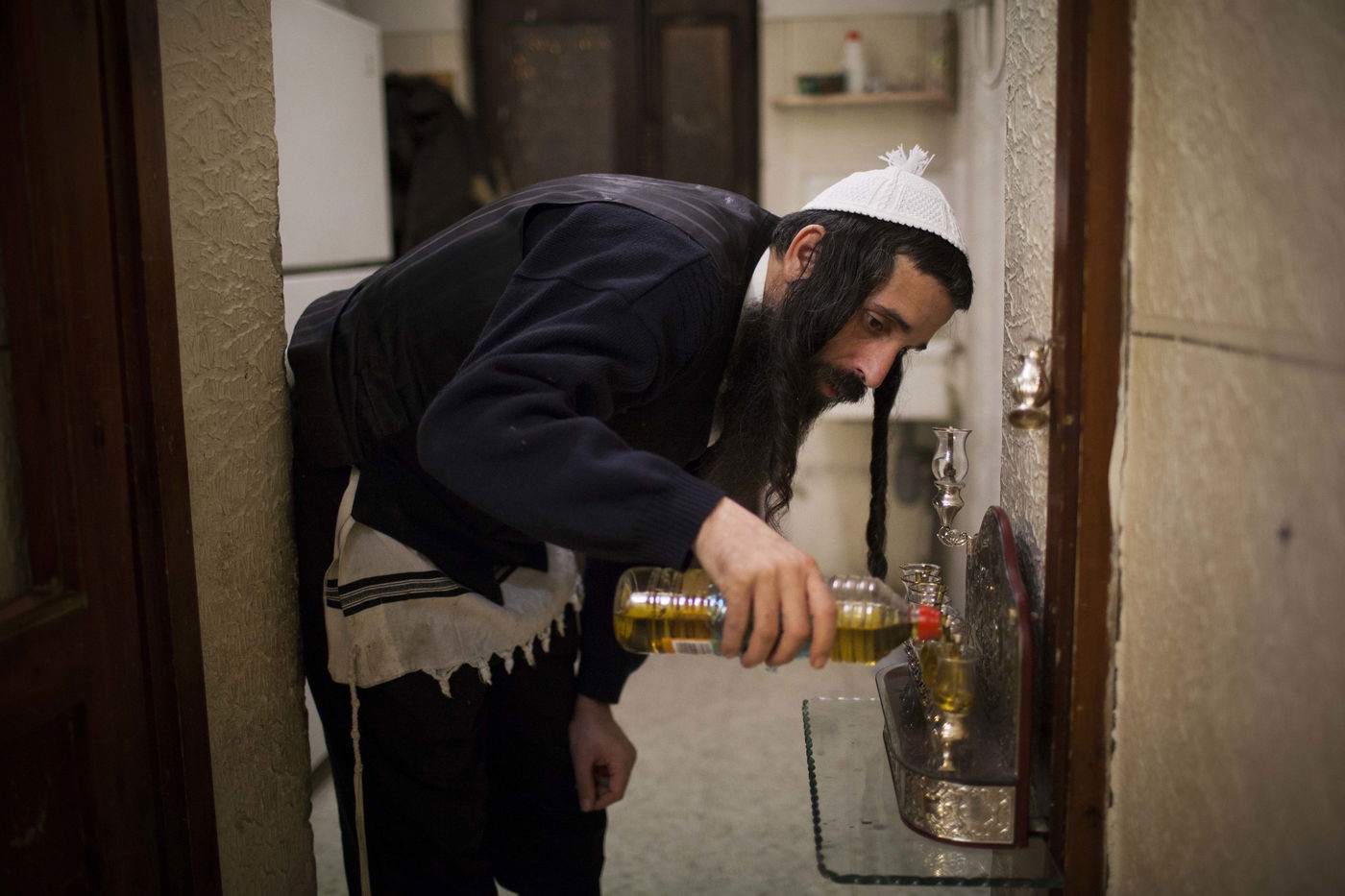 נר שלישי של חנוכה - במאה שערים ובכותל המערבי