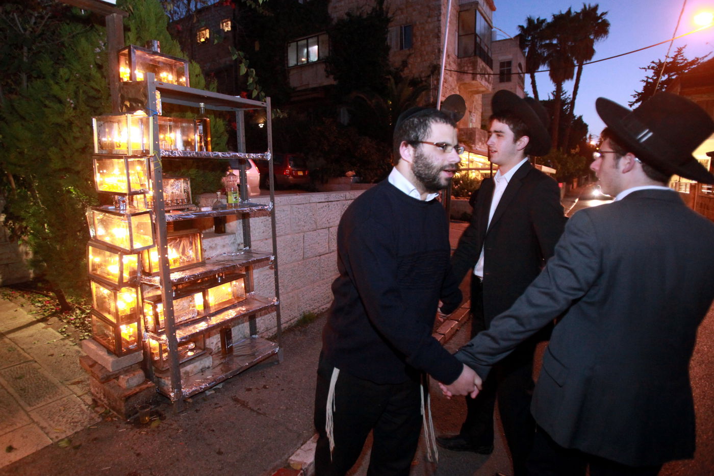 נר שלישי של חנוכה - במאה שערים ובכותל המערבי