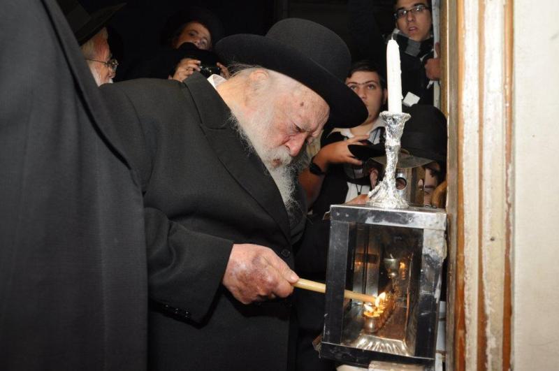 קֹדֶשׁ הֵם • נרות חנוכה עם גדולי ישראל, תיעוד מיוחד