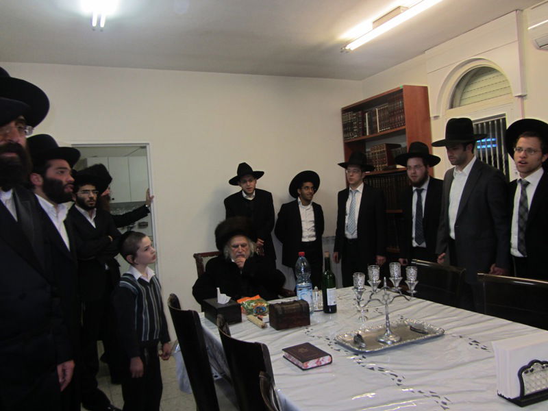 קֹדֶשׁ הֵם • נרות חנוכה עם גדולי ישראל, תיעוד מיוחד