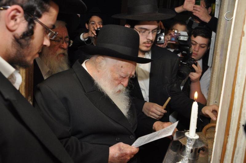 קֹדֶשׁ הֵם • נרות חנוכה עם גדולי ישראל, תיעוד מיוחד