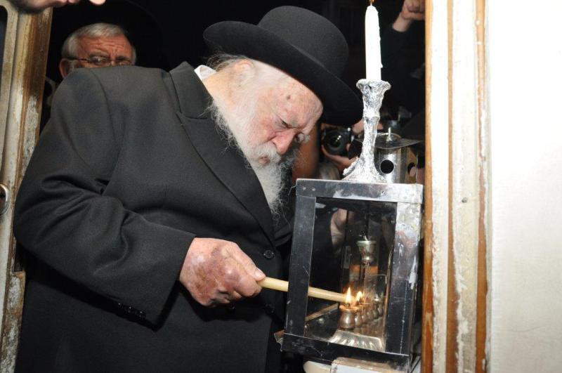 קֹדֶשׁ הֵם • נרות חנוכה עם גדולי ישראל, תיעוד מיוחד