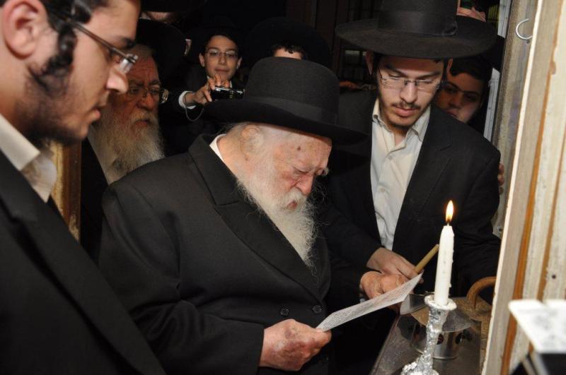 קֹדֶשׁ הֵם • נרות חנוכה עם גדולי ישראל, תיעוד מיוחד