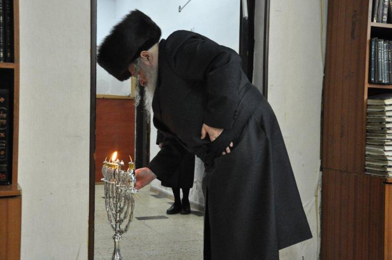 קֹדֶשׁ הֵם • נרות חנוכה עם גדולי ישראל, תיעוד מיוחד