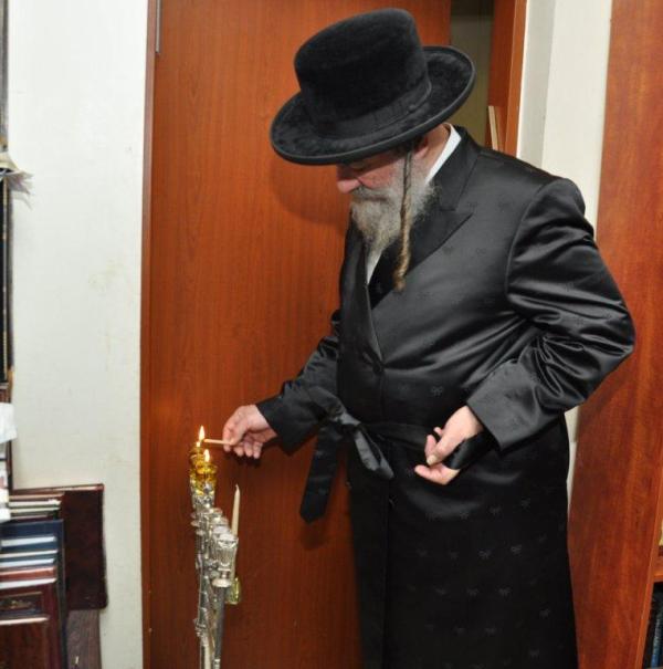 קֹדֶשׁ הֵם • נרות חנוכה עם גדולי ישראל, תיעוד מיוחד