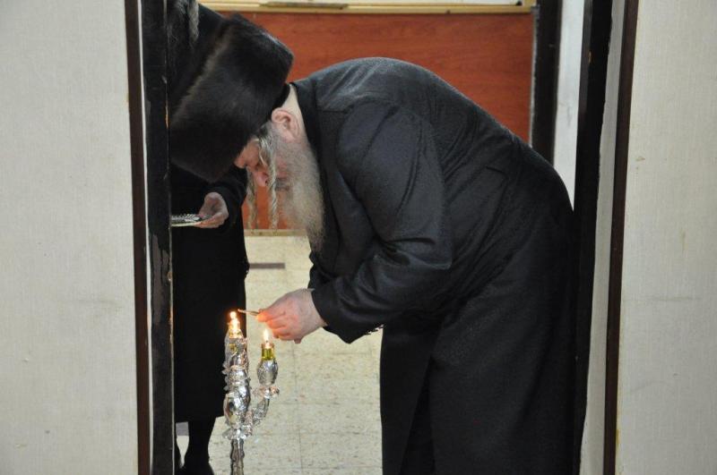 קֹדֶשׁ הֵם • נרות חנוכה עם גדולי ישראל, תיעוד מיוחד