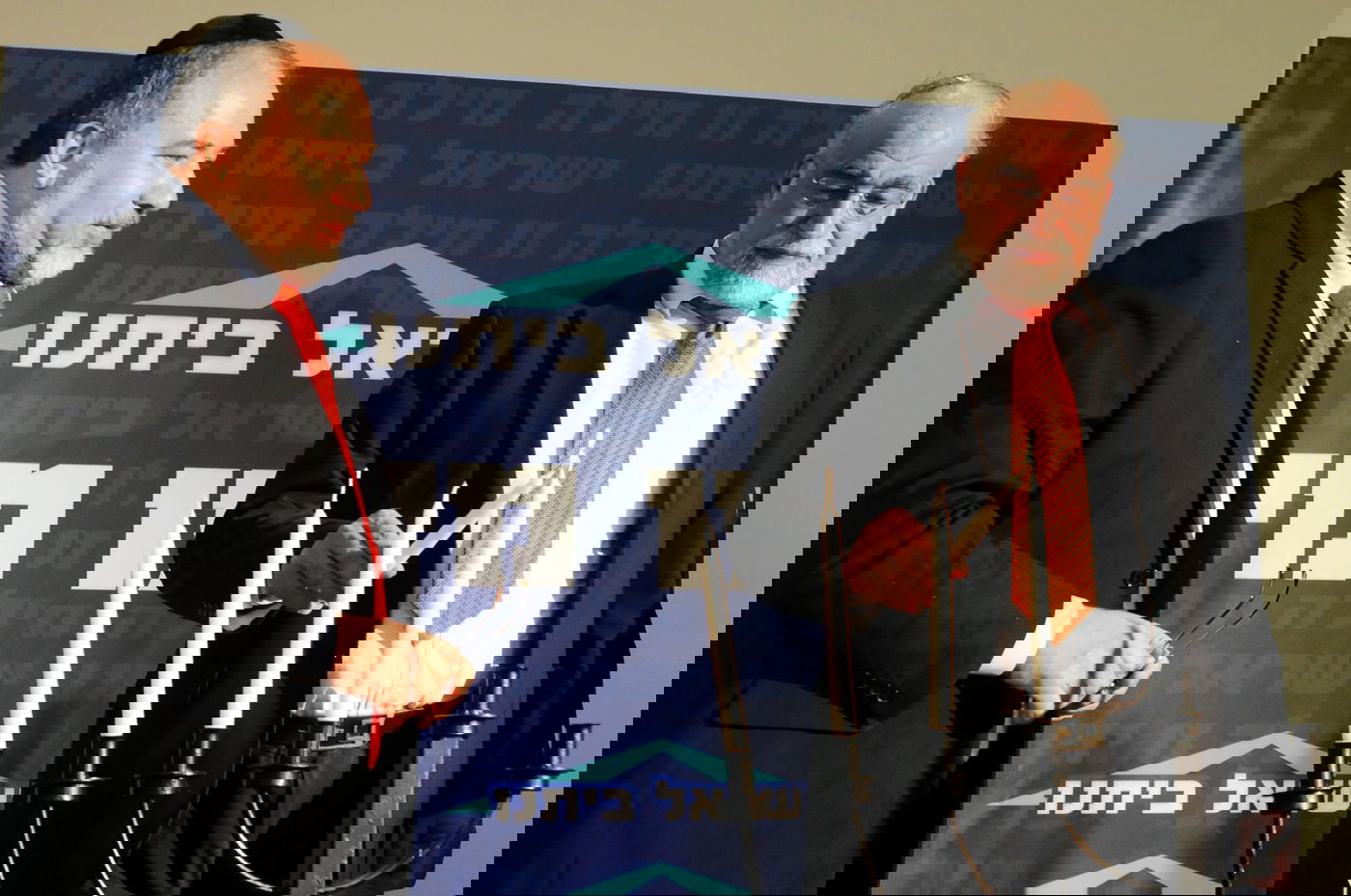 תיעוד: ליברמן עם כיפה, ולא בקמפיין של ש"ס