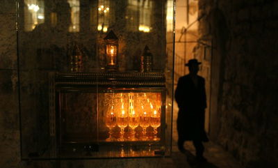 תיעוד מרהיב: נר חמישי של חנוכה בירושלים