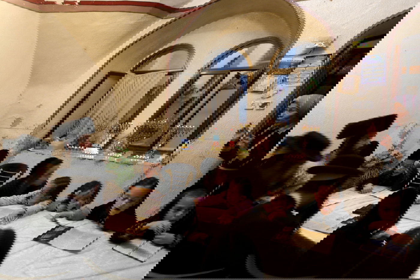 תיעוד מרהיב: נר חמישי של חנוכה בירושלים