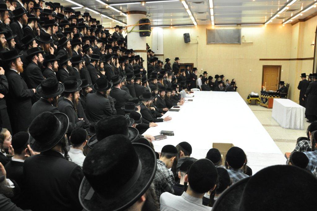 בְּיַד צַדִּיקִים: חנוכה של גדולי ישראל