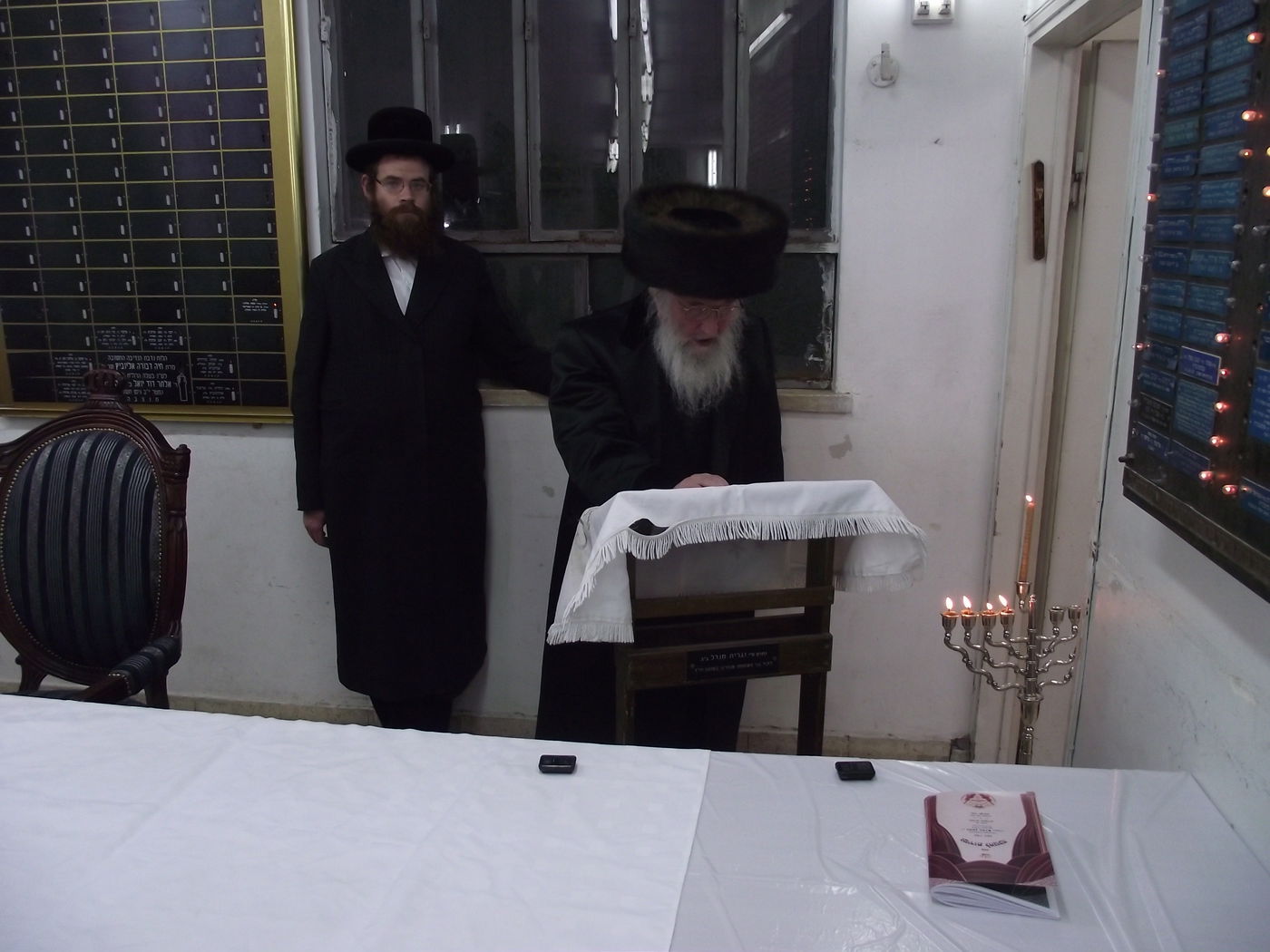 תיעוד: הדלקת נרות וטיש חנוכה בספינקא בני ברק