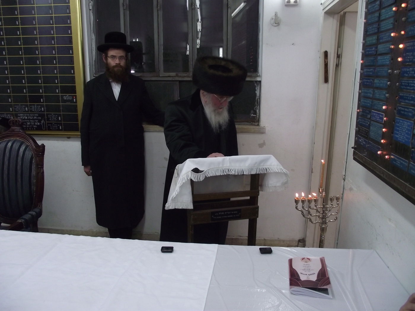 תיעוד: הדלקת נרות וטיש חנוכה בספינקא בני ברק