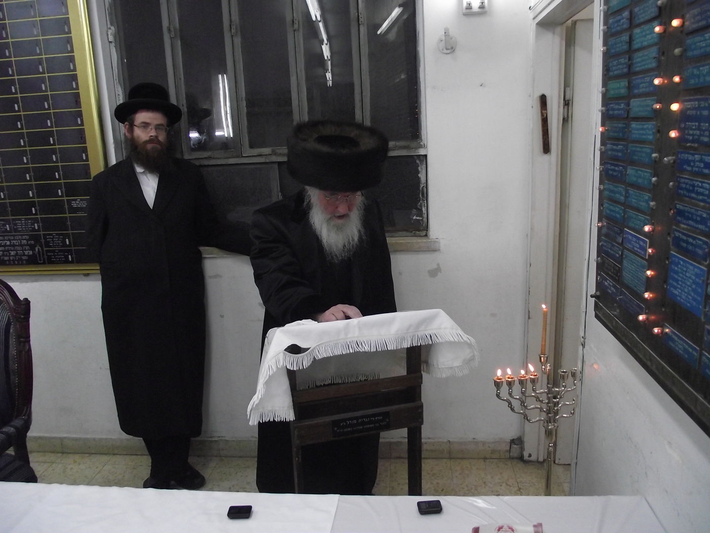 תיעוד: הדלקת נרות וטיש חנוכה בספינקא בני ברק